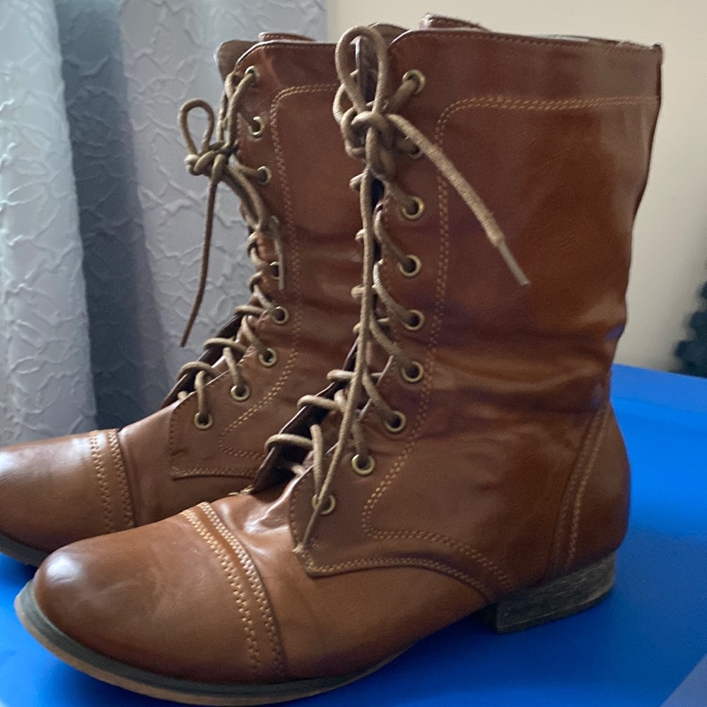 Combat boots